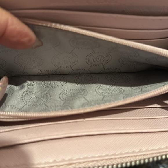 Authentic Michael Kors Women’s Wallet, EUC in Pink w/Studded Center Accent - Picture 10 of 16